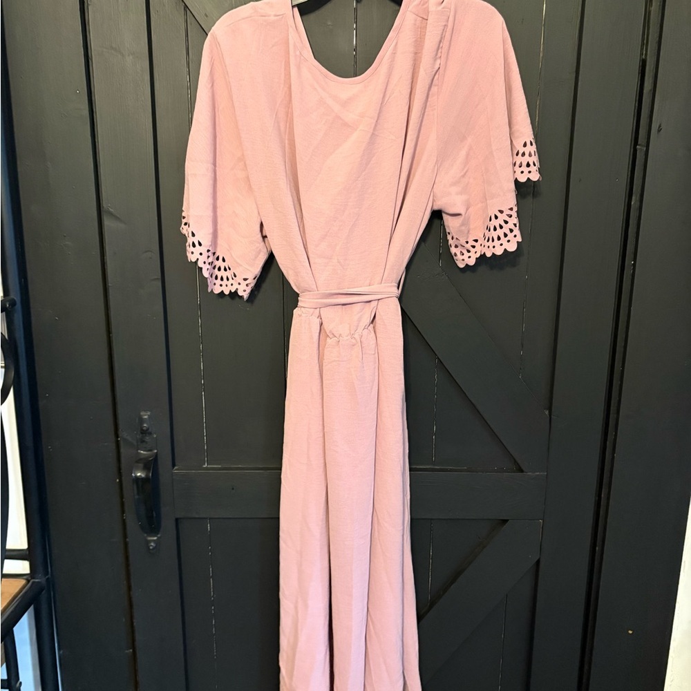 Elegant Pink Maxi Dress with Eyelet Details - Picture 3 of 3
